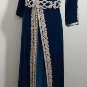 Caftan algérien traditionnel au style moderne