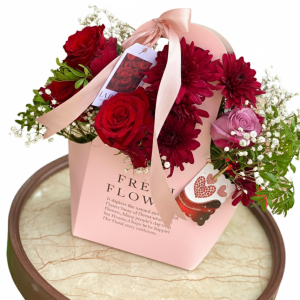 باقة ورود طبيعية مع علب تغليف خاصة لكل المناسبات