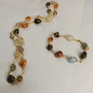 عقد مع سواره من أحجار طبيعية