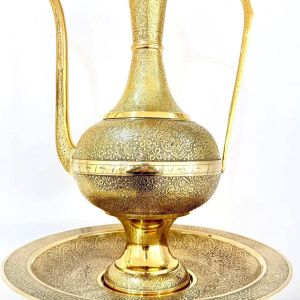 إبريق تقليدي مع صينية