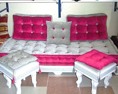Salon maghrébin (un matelas ; deux grands coussins et deux poufs)